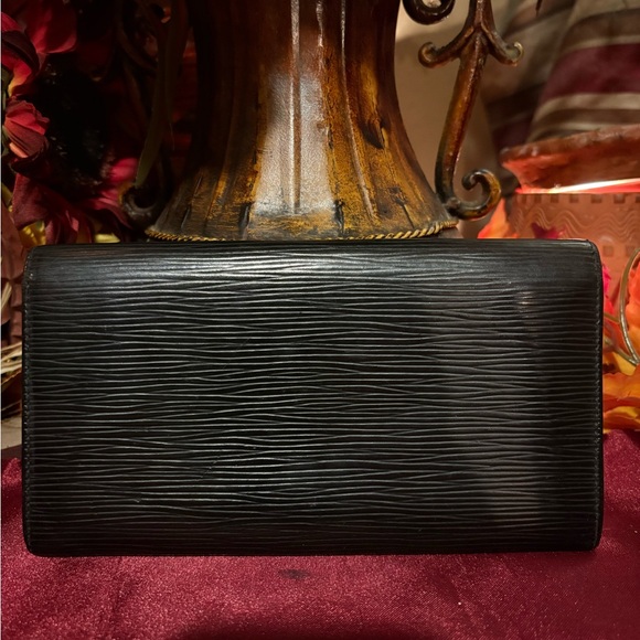 Authentic Louis Vuitton Black EPI Leather Unisex Wallet - Picture 3 of 12